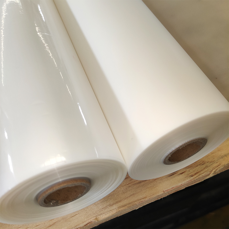 Kakšna je razlika med toplotno laminirano folijo, mehko na dotik, in toplotno laminirano folijo, odporno na praske?